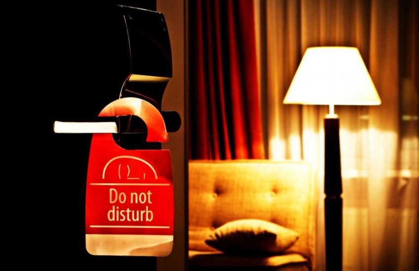 همه-عالم-را-از-بیرون-رفتن-خودتان-خبر-نکنید