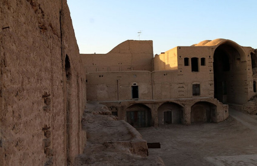 زباله-دانی-به-نام-کاروانسرا-بیخ-گوش-امیر-چخماق-یزد